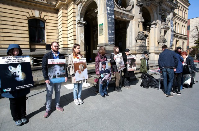 Stowarzyszenie Basta! protestuje przeciwko używaniu w modzie naturalnych futer.