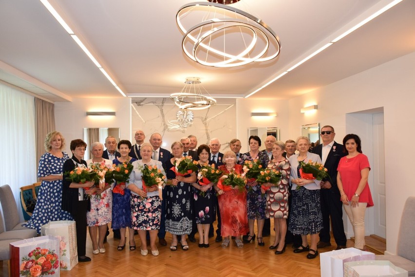 Złote i diamentowe gody w gminie Ujazd świętowały 24 pary małżeńskie [ZDJĘCIA]