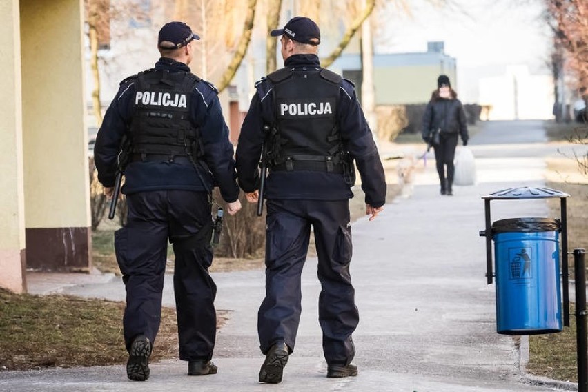 Policjanci każdego dnia sprawdzają osoby objęte kwarantanną