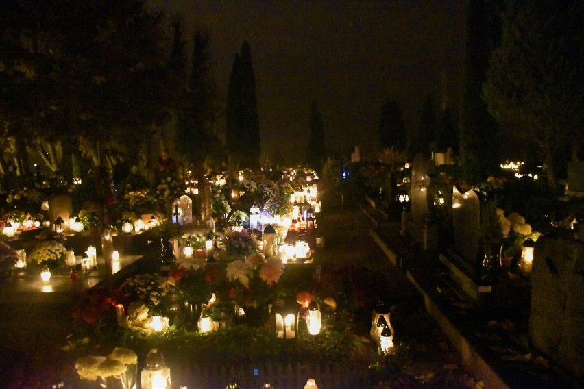 Rozświetlony prabucki cmentarz po dniu Wszystkich Świętych i...