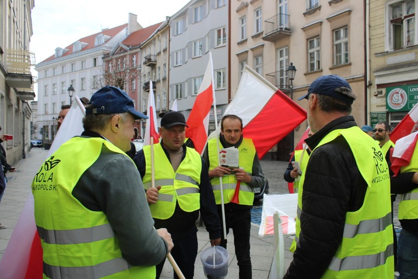 Protest rolników w Kaliszu. Demonstracje przed biurami...