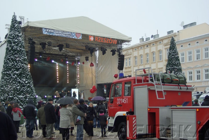 Rzecz dzieje się na scenie rzeszowskiego Rynku. fot....