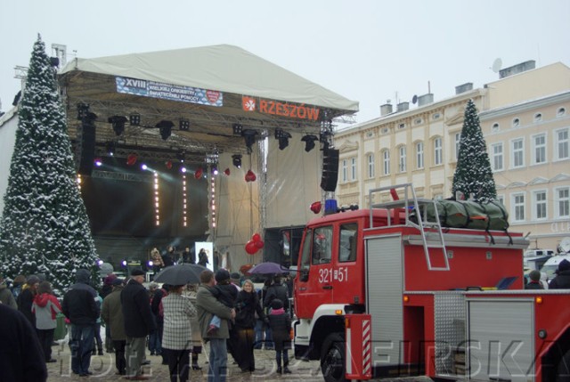 Rzecz dzieje się na scenie rzeszowskiego Rynku. fot. Agnieszka Szafirska