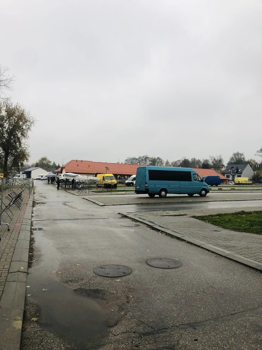 Sobotnie przygotowania do inauguracji niedzielnej giełdy...