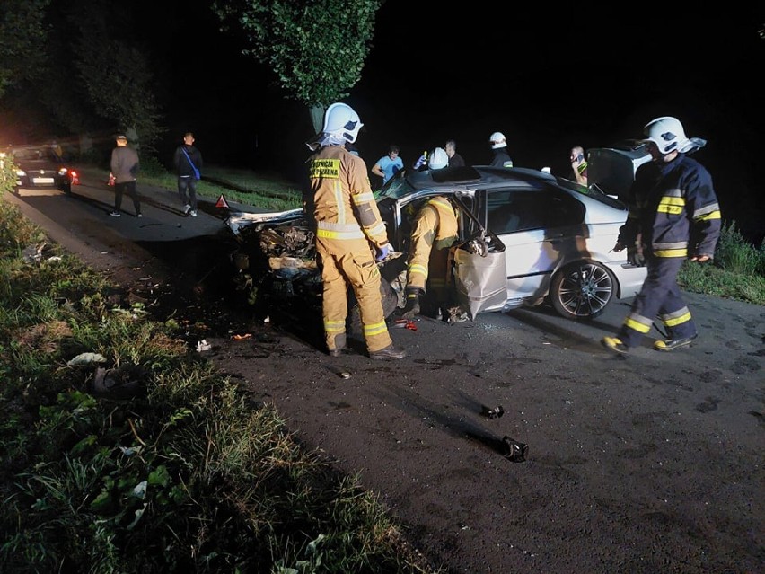 Gmina Trzemeszno. Wypadek na drodze Szydłowo-Trzemżal. BMW doszczętnie zniszczone