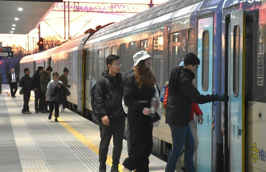 Sporo turystów zagranicznych korzysta z pociągów IC,...