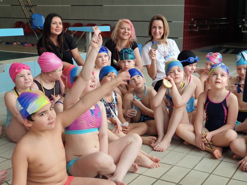 Pływacka niespodzianka dla dzieci z SP 2 w Głogowie