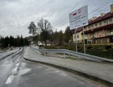 Przy Drodze Wojewódzkiej nr 977 w Porębie Radlnej zrobiło się bezpieczniej. Gmina Tarnów wybudowała nowy odcinek chodnika dla pieszych