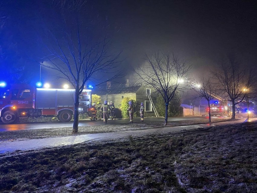 Zdjęcia z akcji przeprowadzanej przez strażaków we Lwówku.