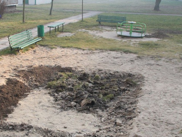 Plac zabaw, który działał przy ulicy Śląskiej 8 i 10 od lat został rozebrany. Nie udało się uratować nawet tej karuzeli. Cały teren pokryje trawa.