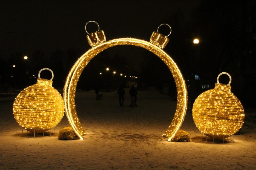 Świąteczne iluminacje rozświetlają wieczorami śródmieście