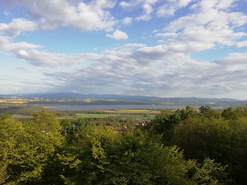 Położone nieopodal jezioro Berzdorfsee dodatkowo urozmaica...