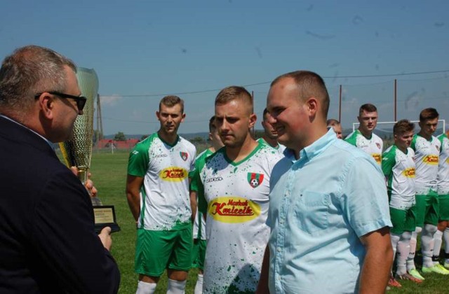 Adrian Gołąb (z prawej) odbiera puchar za awans drużyny do V ligi w sezonie 2020/21 z rąk Krzysztofa Buby z Podkarpackiego ZPN