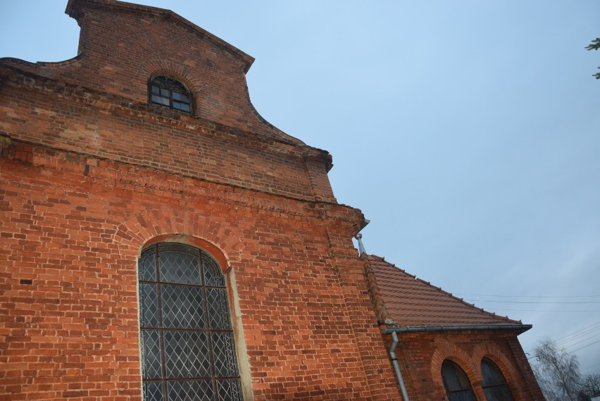 Kolejne prace na dachu kościoła w Głuchowie ZDJĘCIA