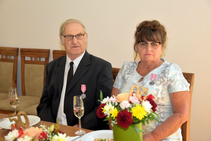 Łużna. Szesnaście par małżeńskich obchodziło jubileusz 50-lecia pożycia. Było rodzinnie, serdecznie z listą najpiękniejszych życzeń
