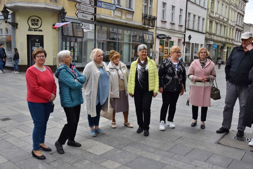 Ponad 20 mieszkańców Leszna wzięło udział w spacerze,...