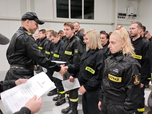 Szkolenie ukończyło łącznie 54 druhów. Gratulacje złożył wszystkim Komendant Powiatowy Państwowej Straży Pożarnej w Sławnie bryg. Paweł Faryno.