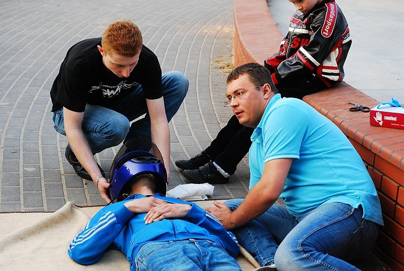 Kalisz - Motocykliści uczą się pierwszej pomocy. Zobacz film