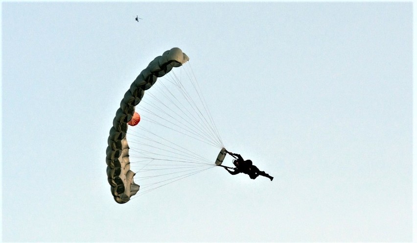 Pustynia Błędowska. Żołnierze 6 Brygady Powietrznodesantowej z Krakowa skakali z helikoptera, z 3000 metrów