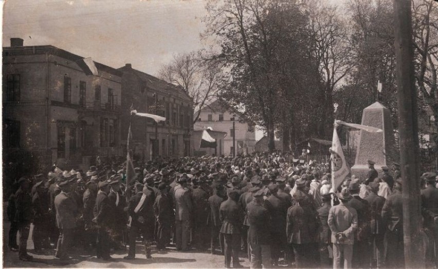 Pomnik Powstańców Śląskich w Bieruniu, który stał od 1924 do...
