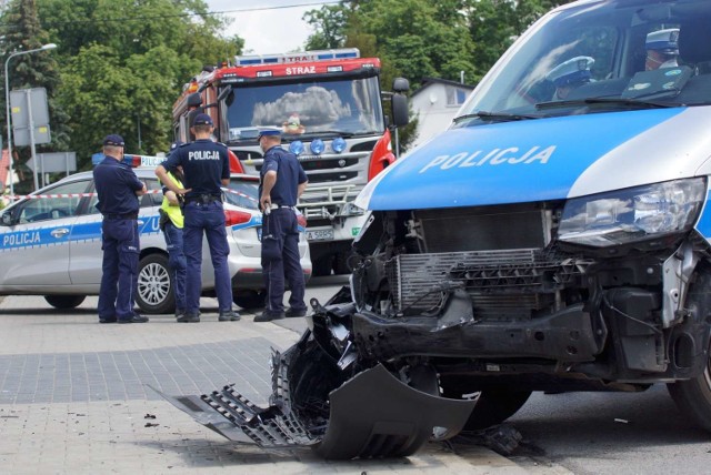 Brzeziny: Pijany kierowca staranował policyjny radiowóz