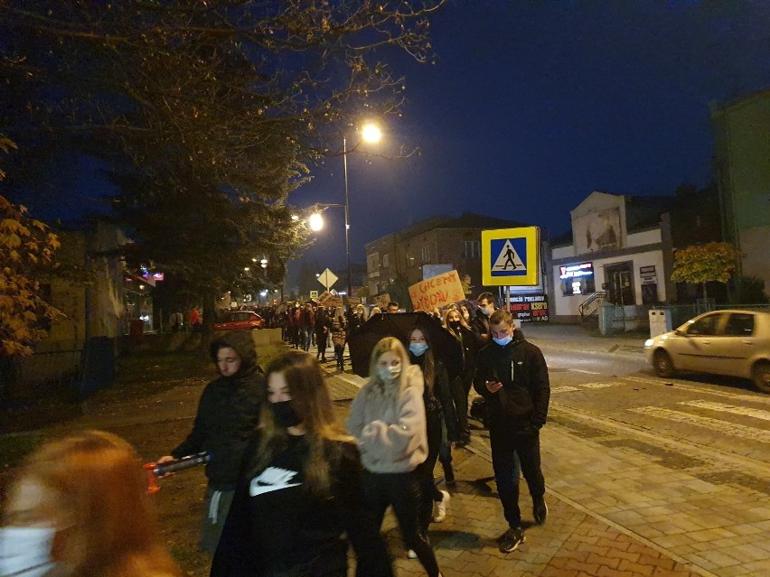 Protest kobiet w Myszkowie. Przeciw decyzji Trybunału Konstytucyjnego demonstrowało ponad 200 osób