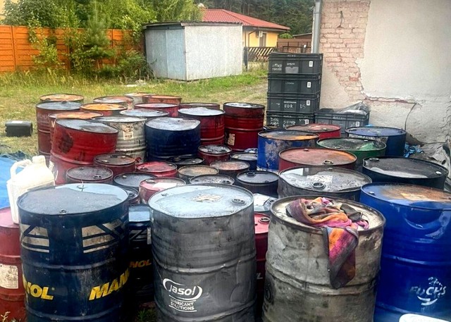 Beczki z olejem podrzucane na posesje komunalne w Lesznie to duży problem - przyznają władze miasta