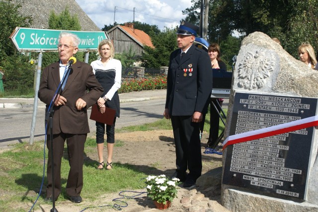 Edmund Bandźmiera ( z lewej) pomysłodawca upamiętnienia mieszkańców Lipiej Góry, którzy zginęli w czasie II wojny światowej