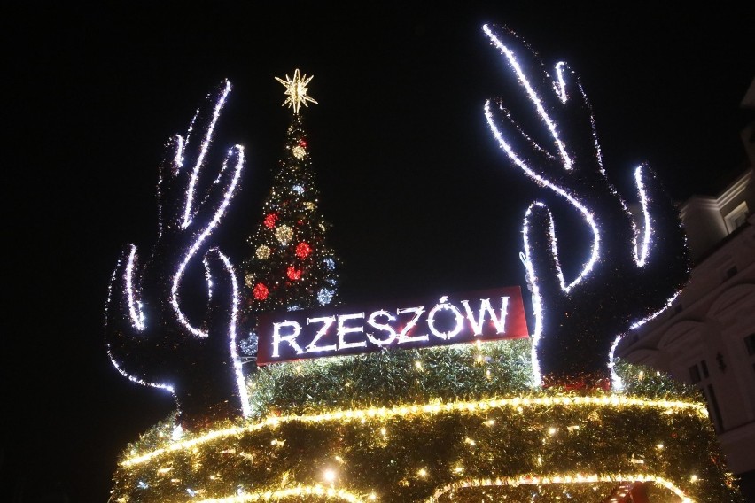 Lodowisko już jest rozłożone na rynku w Rzeszowie. Ale hitem jest świąteczny autobus - renifer [FOTO]