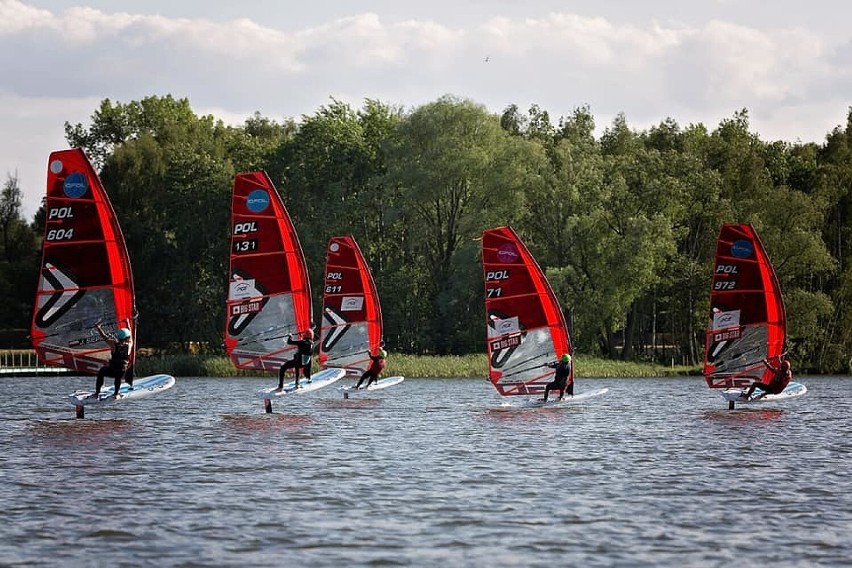 Regaty windsurfingowe na zalewie w podkaliskim Szałe