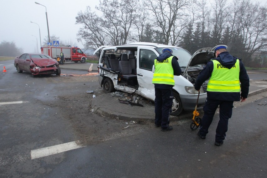 Wypadek w Poznaniu: Dziesięć osób, w tym 3 dzieci, trafiło...