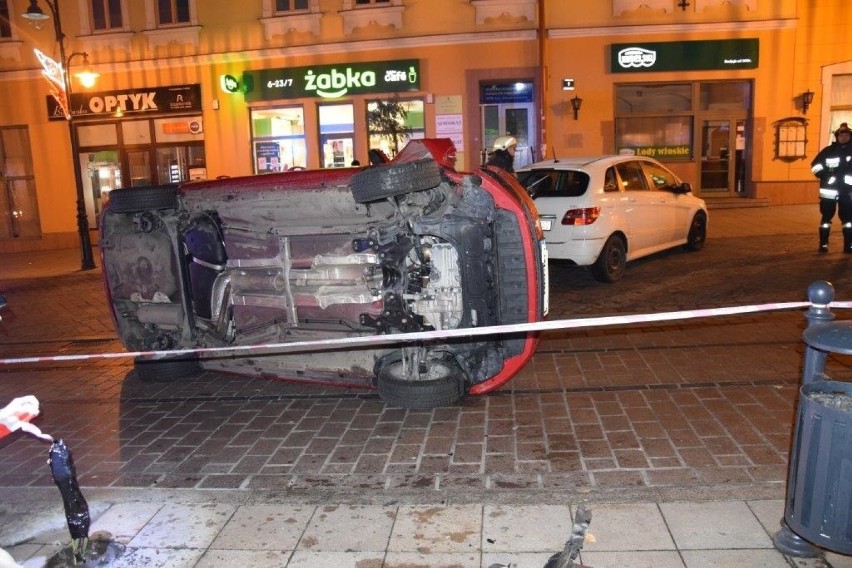 Kraksa na Krakowskiej. Auto przewróciło się po zderzeniu z latarnią