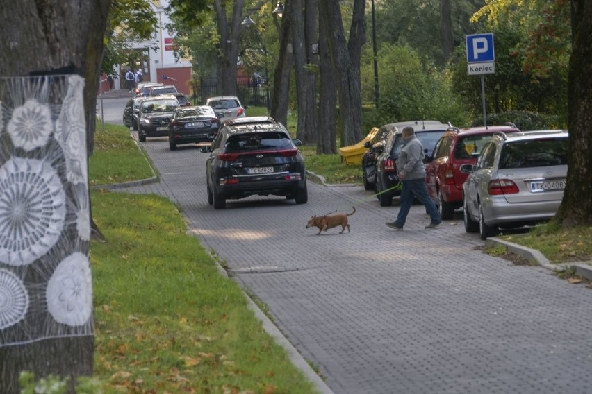 Mieszkańcy ulicy Świętego Stanisława Kostki w Kielcach boją się o swoje życie. "Rodzice dowożący dzieci do szkoły robią sobie... wyścigi"
