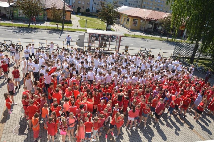 Bełchatów: Biało-czerwona żywa flaga w 30. rocznicę wyborów z 1989 roku