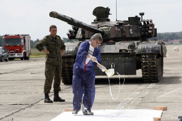 Michel Granger na lotnisku w Legnicy malował obrazy czołgiem.