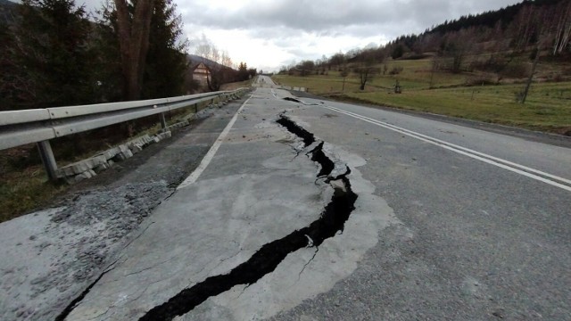 GDDKiA ma gotową ekspertyzę i chce ogłosić przetarg na stabilizację osuwiska. Wygląda na to, że pęknięcia powiększają się