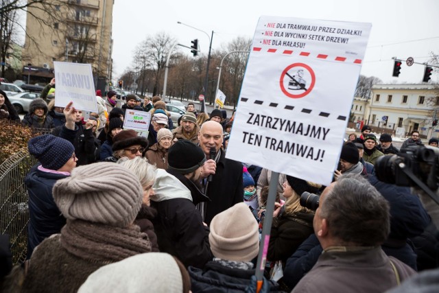 "Zatrzymajmy ten tramwaj!" Protestowali przeciw budowie tramwaju na Gocław [ZDJĘCIA]