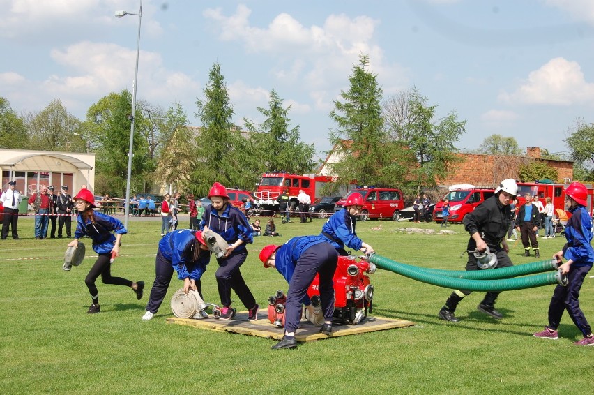 W gminnych zawodach pożarniczych w Sadkach wzięło udział 10...