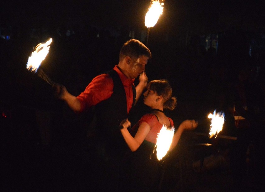 Magic Malbork 2018. Piątkowy wieczór w centrum miasta [ZDJĘCIA]. Iluminacja, pokaz fireshow grupy Nephilim i występ Los Fuegos