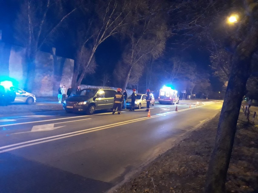 Wypadek na skrzyżowaniu Łódzkiej i Dąbrowskiego w Zduńskiej Woli [zdjęcia aktualizacja]
