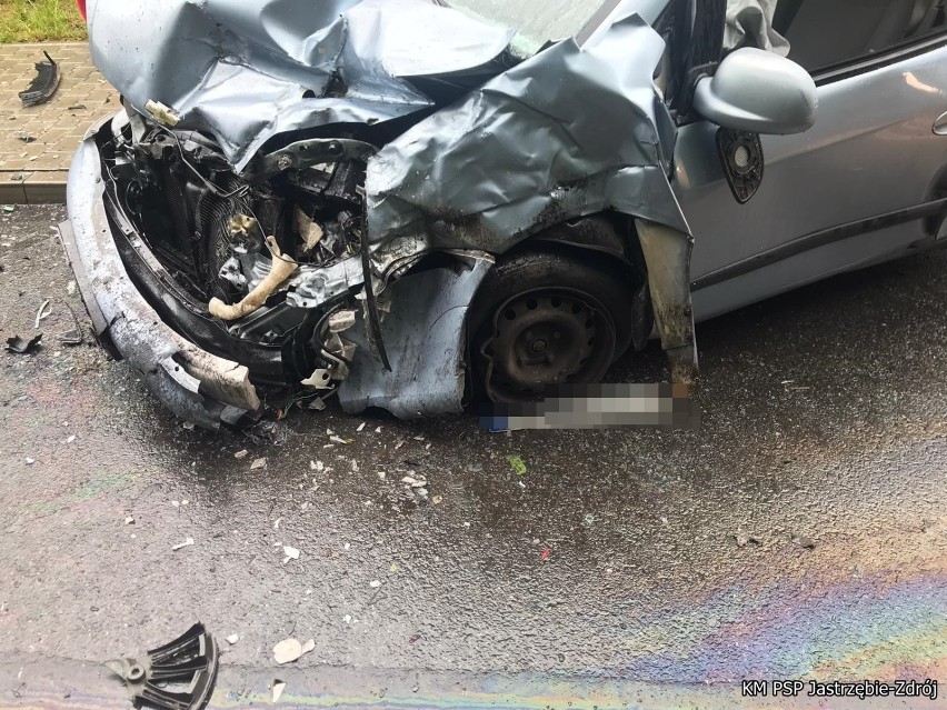 Wypadek w Gołkowicach: młody kierowca wyleciał autem na łuku...
