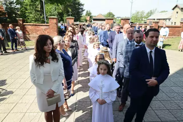 W niedzielne przedpołudnie, 5 maja, w kościele parafialnym pw. św. Wojciecha w Kobiernie, kilkadziesiąt dzieci przyjęło po raz pierwszy do swego serca Pana Jezusa.