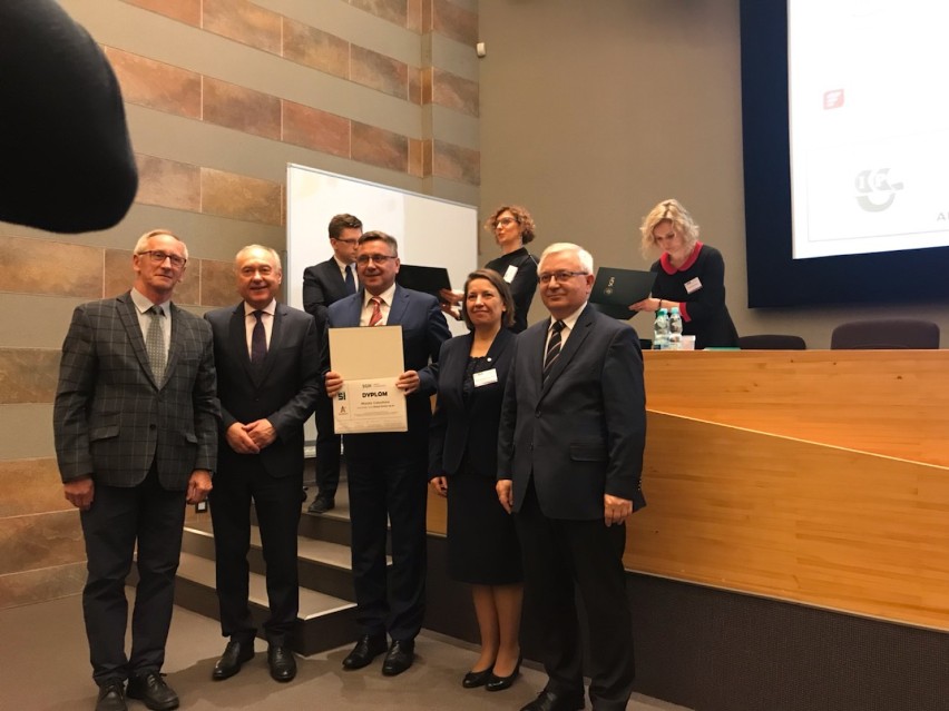 Burmistrz Człuchowa odebrał w Warszawie dyplom dla "Gminy na 5"