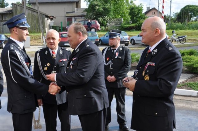 90 lat OSP w Krężcach było okazją do świętowania dla wszystkich jednostek OSP z terenu gminy. Były odznaczenia dla najlepszych strażaków, a przy okazji odbyło się oficjalne przekazanie jednostce OSP w Krężcach nowego samochodu bojowego.