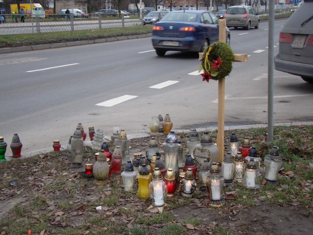 Kielce, ul. Grunwaldzka. Dwa lata temu kierowca zabił na tym przejściu dla pieszych piętnastoletnią dziewczynę. Otrzymał dwa lata więzienia. Do tej pory nie zaczął odsiadywać wyroku