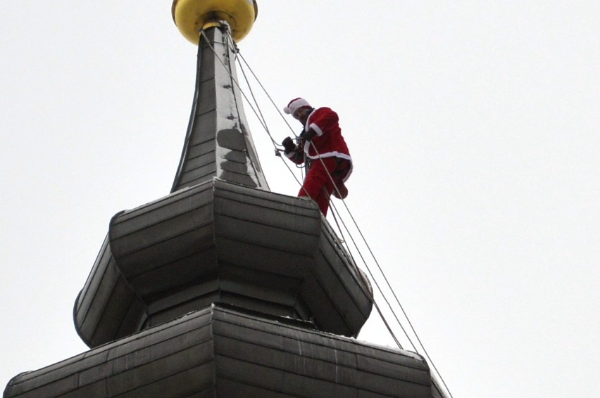 Święty Mikołaj wspiął się na wieżę ratuszową w Głogowie