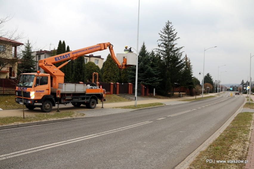 W Staszowie trwa wymiana oświetlenia. Będzie 614 nowych lamp (ZDJĘCIA)