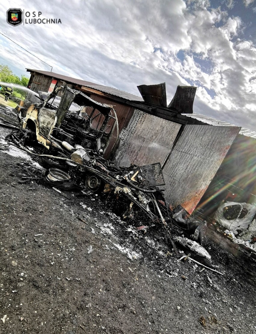 Pożar kampera i budynku gospodarczego w gminie Lubochnia [ZDJĘCIA]