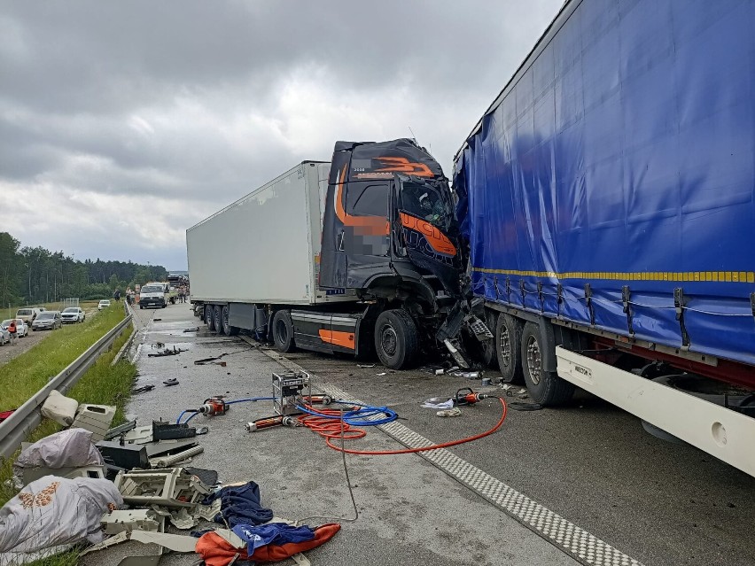 Śmiertelny wypadek na autostradzie A1 w okolicach Radomska. Zderzyły się 4 ciężarówki. ZDJĘCIA