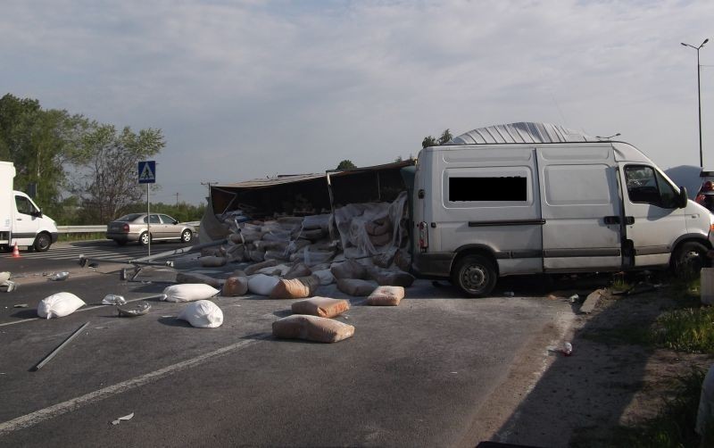 Ząbkowice Śląskie: Zderzenie TIR-a z busem